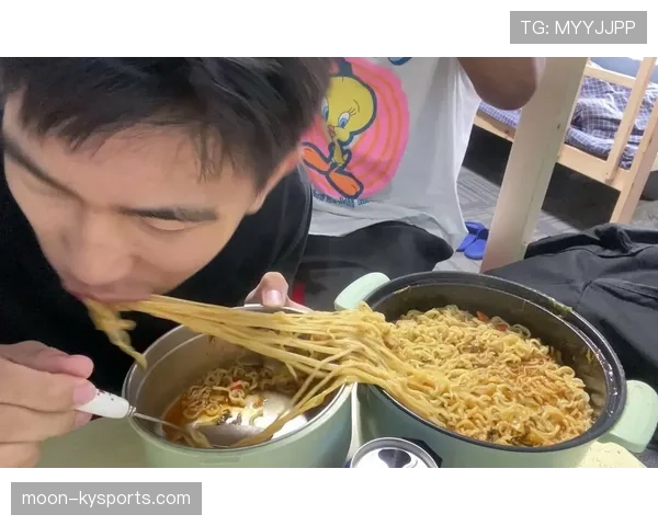 邢傲伟当年比赛完直接打车回出租屋,队友都住别墅了他还在吃泡面 邢傲伟当年比赛完直接打车回出租屋,队友都住别墅了他还在吃泡面